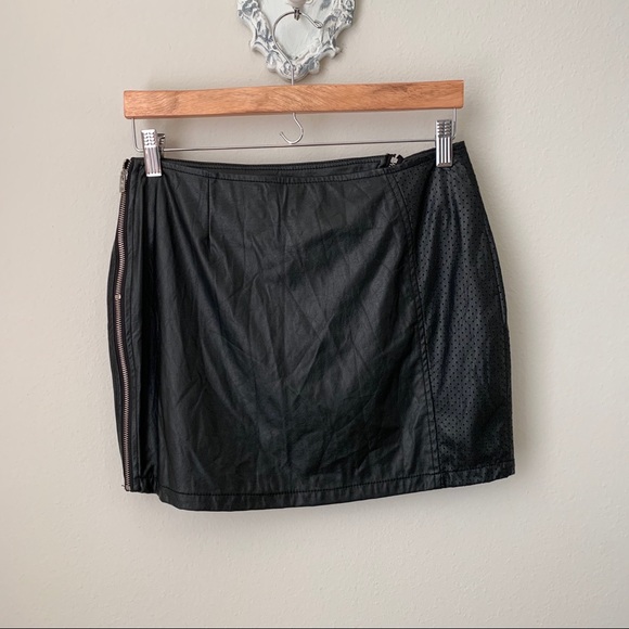 💜 NWT Sanctuary Black faux leather mini skirt - Picture 2 of 6